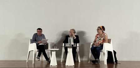 Mónica Oltra con su jefe de gabinete y el autor del libro Ernesto Ekaizer.