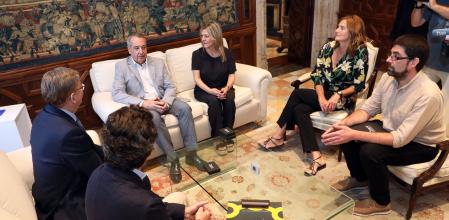 Miembros del CES de la Comunitat Valenciana entregan ayer la memoria al president en funciones Ximo Puig