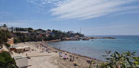 Orihuela tiene once playas en 16 kilómetros de costa y presume de ser el municipio con más banderas azules.