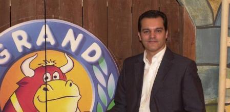 Ramon García frente a la mítica puerta del 'Grand Prix'