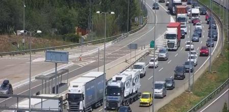Colas en la AP-7 la tarde de la verbena de Sant Joan en sentido sur a la altura de Martorell