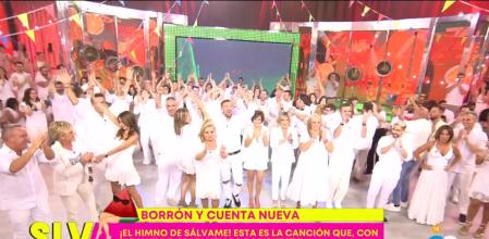 Los colaboradores de 'Sálvame' cantan 'Borrón y cuenta nueva', el nuevo himno del programa