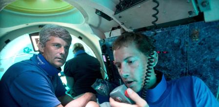 Stockton Rush, a la izquierda, con uno de los pilotos de la empresa