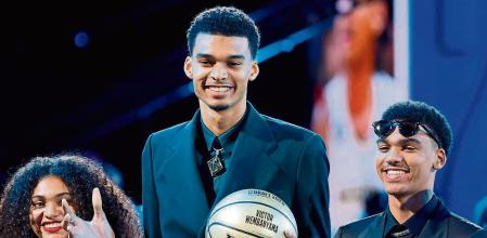 NEW YORK, NEW YORK - JUNE 22: Top Prospect Victor Wembanyama looks on prior to the first round of the 2023 NBA Draft at Barclays Center on June 22, 2023 in the Brooklyn borough of New York City. NOTE TO USER: User expressly acknowledges and agrees that, by downloading and or using this photograph, User is consenting to the terms and conditions of the Getty Images License Agreement. Sarah Stier/Getty Images/AFP (Photo by Sarah Stier / GETTY IMAGES NORTH AMERICA / Getty Images via AFP)