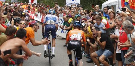 Pasíón por el ciclismo.Imagen de la última edición de la Vuelta, ascendiendo El Vivero, puerto cercano a Bilbao que también subirá el Tour