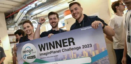 Los emprendedores Laura Sempere Agulló, Pablo José Gómez Segura y Cosmin Ionescu irán a Silcon Valley con el programa de emprendimiento imaginPlanet Challenge, de CaixaBank
