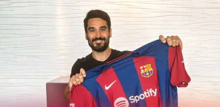 Ilkay Gündogan posa con la camiseta del Barça.