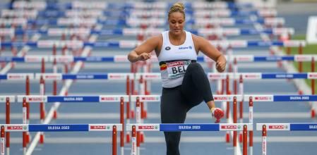 La lanzadora belga Boumkwo corre en los 100 valla para que su equipo no descienda