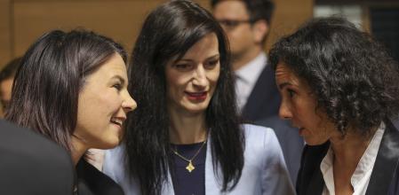 Luxembourg (Luxembourg), 26/06/2023.- German Federal Minister for Foreign Affairs Annalena Baerbock (L) and Belgian Foreign affairs Minister Hadja Lahbib (R) at the start of the EU Foreign Affairs Council in Luxembourg, 26 June 2023. EU foreign ministers will have discussions on the latest events of the crisis in Russia and Ukraine. (Luxemburgo, Rusia, Ucrania, Luxemburgo) EFE/EPA/JULIEN WARNAND