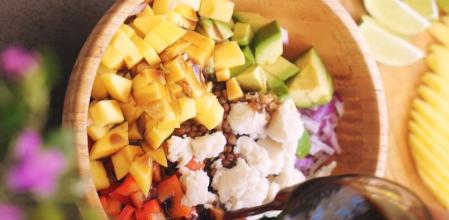 Ensalada de lentejas con mango, lima y cilantro