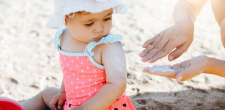 Protector solar 50+, el mejor para cuidar la piel de los bebés.