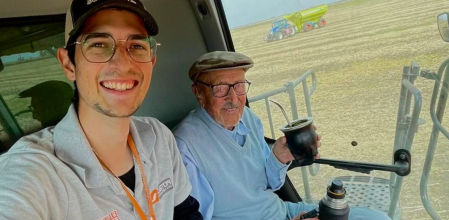 Mateo con el abuelo Oscar de 96 años en la cosecha