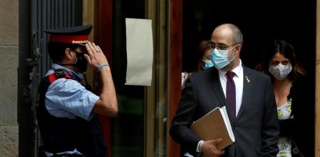 GRAFCAT8308. BARCELONA, 16/06/2020.- El conseller de Interior de la Generalitat, Miquel Buch, a su salida del Palacio de Justicia de Barcelona donde ha comparecido como investigado por prevaricación y malversación ante el Tribunal Superior de Justicia de Cataluña (TSJC) por fichar como asesor a un sargento de los Mossos para que presuntamente siguiera haciendo de escolta del expresidente Carles Puigdemont. EFE/Toni Albir