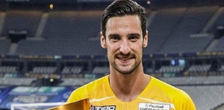 Sergio Rico celebrando la victoria