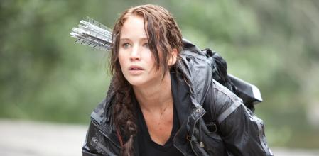 La actriz Jennifer Lawrence, con armas para cazar en 'Los juegos del hambre'