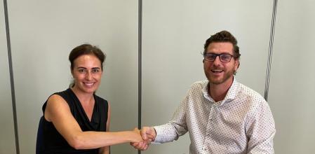 Los portavoces de Vox y del PP en el Parlament balear, Idoia Ribas (i) y Sebastià Sagregras (d), durante el acto de firma del acuerdo programático que contempla la abstención del partido de Santiago Abascal para facilitar la investidura como presidenta del Govern balear de Marga Prohens.