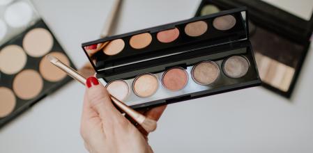 El maquillaje natural siempre es un acierto para asistir a una boda.