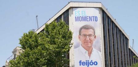 El PP despliega su lema de campaña en la sede del PP