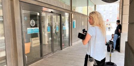 Puerta de la comisaría de la Guàrdia Urbana de Hospitalet