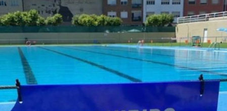 El cartel de la piscina