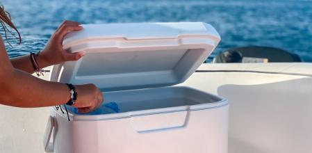 La tapa de la nevera de playa presenta un agujero para llenarla de agua