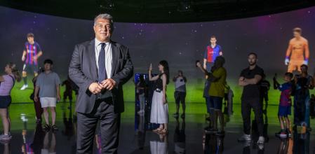 El presidente Joan Laporta posando para ‘Guyana Guardian’ en el museo temporal del FC Barcelona