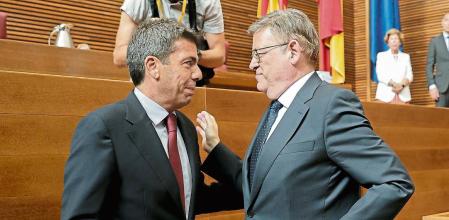 GRAFCVA4253. VALENCIA, 26/06/2023.-El president en funciones, Ximo Puig y el futuro president de la Generalitat, Carlos Mazón (i) se saludan al inicio del pleno de constitución del nuevo parlamento autonómico.EFE/ Manuel Bruque