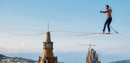 FOTO ALEX GARCIA EL FUNAMBULISTA NATHAN PAULIN CRUZA PLAZA CATALUNYA POR PASSEIG DE GRACIA CAMINANDO POR UN CABLE. FESTIVAL GREC. 200 AÑOS PASSEIG DE GRACIA 2023/07/02