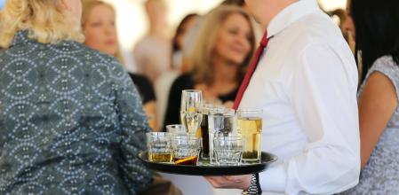 Camarero sirviendo a sus clientes