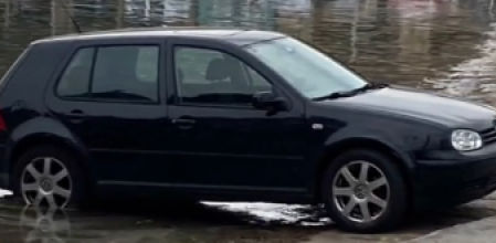 Un coche en el puerto