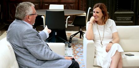 La alcaldesa de València, María José Catalá, recibe al presidente de Lo Rat Penat, Enric Esteve.