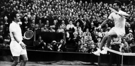 Seixas tras derrotar a Nielsen en Wimbledon en 1953