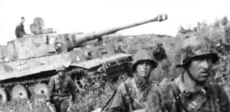 Granaderos Panzer junto a un Tiger I de la 2.ª División SS Das Reich, durante los combates.