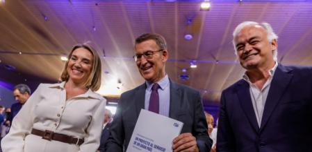 Alberto Núñez Feijóo, junto a Cuca Gamarra y esteban González Pons, en el acto de presentación del programa electoral