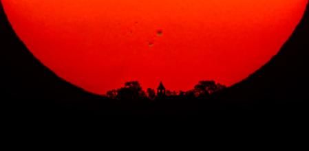 El sol saliendo en el santuario de Cabrera.