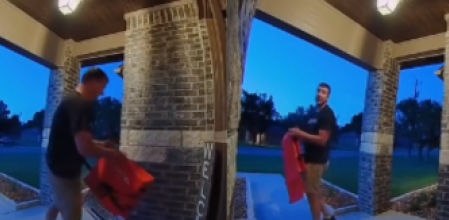 El repartidor contestando a la clienta 