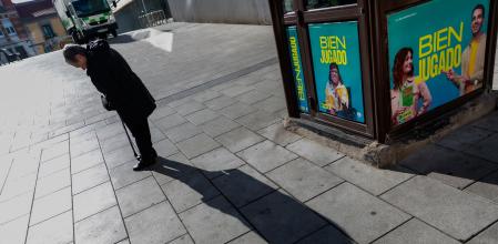 Una mujer mayor en el centro de Madrid