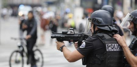 Un agente antidisturbios apuntando durante una protesta en Estrasburgo el pasado 30 de junio