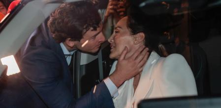 El último beso como solteros de la pareja