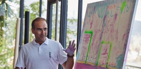 El artista y pintor Miguel Lopez Remiro realizando una obra en directo