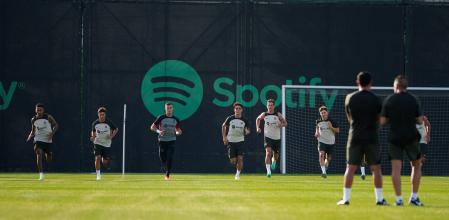 Xavi Hernández dirigió la primera sesión de entrenamiento de la pretemporada
