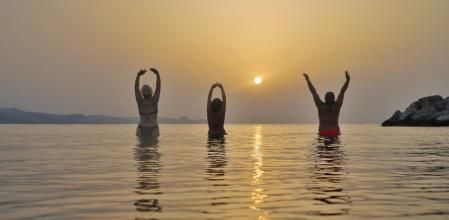 Amanecer con intensa calima en Fuengirola.