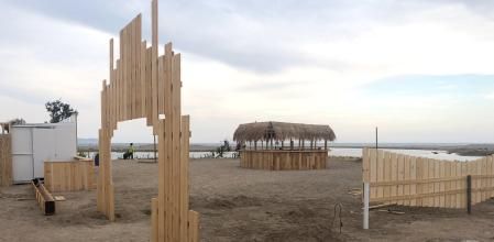 Una imagen del chiringuito en construcción en la desembocadura del Fluvià que funcionaba sin permiso.