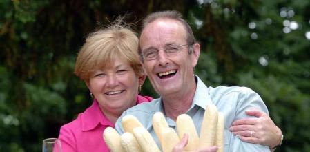 Keith y Louise Gough celebrando el premio de la lotería