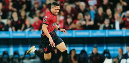 CURITIBA, BRAZIL - JUNE 27: Vitor Roque of Athletico Paranaense controls the ball during the Copa CONMEBOL Libertadores 2023 group G match between Athletico Paranaense and Alianza Lima at Ligga Arena on June 27, 2023 in Curitiba, Brazil. (Photo by Heuler Andrey/Getty Images)
