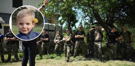 Los gendarmes reciben instrucciones antes de retomar la búsqueda del niño de dos años Émile, desaparecido en el sur de los Alpes franceses