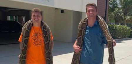 Jake Waleri con la pitón cazada