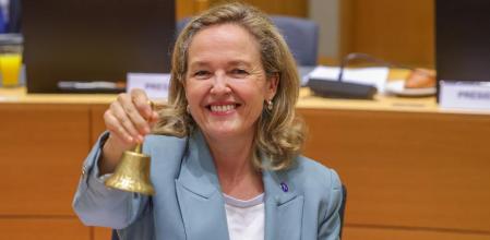 Brussels (Belgium), 14/07/2023.- Spain's economic affairs minister Nadia Calvino rings the bell to start a meeting of European finance ministers at EU Economic and Financial Affairs Council in Brussels, Belgium, 14 July 2023. (Bélgica, España, Bruselas) EFE/EPA/OLIVIER MATTHYS