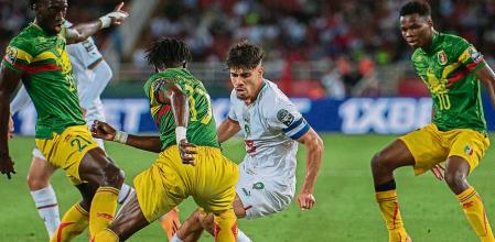 Abde, jugando con Marruecos, rodeado de rivales. El jugador, ahora en el Betis, se formó en la cantera del Hércules de Alicante y fue traspasado al Barcelona,