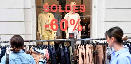 Los franceses echan a la basura 700.000 piezas de ropa y zapatos al año